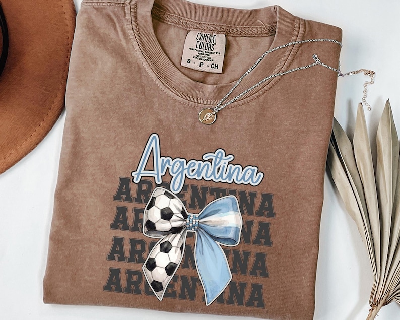 Lazo de fútbol argentino PNG, Fútbol argentino retro PNG, Diseño de camiseta con lazo de fútbol, Ropa de aficionado argentino PNG, Diseño de torneo mundial de fútbol imagen 6