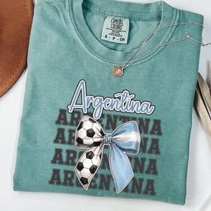 Lazo de fútbol argentino PNG, Fútbol argentino retro PNG, Diseño de camiseta con lazo de fútbol, Ropa de aficionado argentino PNG, Diseño de torneo mundial de fútbol imagen 4