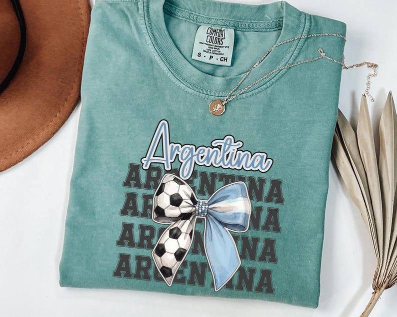 Lazo de fútbol argentino PNG, Fútbol argentino retro PNG, Diseño de camiseta con lazo de fútbol, Ropa de aficionado argentino PNG, Diseño de torneo mundial de fútbol imagen 4
