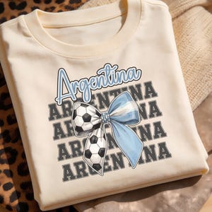 Lazo de fútbol argentino PNG, Fútbol argentino retro PNG, Diseño de camiseta con lazo de fútbol, Ropa de aficionado argentino PNG, Diseño de torneo mundial de fútbol imagen 2