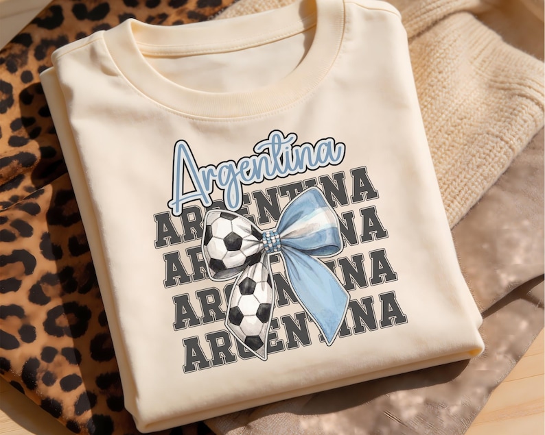 Lazo de fútbol argentino PNG, Fútbol argentino retro PNG, Diseño de camiseta con lazo de fútbol, Ropa de aficionado argentino PNG, Diseño de torneo mundial de fútbol imagen 2