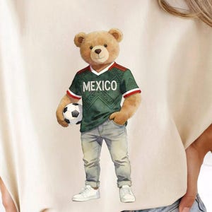 Diseño PNG de oso de fútbol mexicano para camisetas de sublimación y aficionados al fútbol (descarga digital PNG)