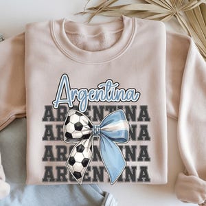 Lazo de fútbol argentino PNG, Fútbol argentino retro PNG, Diseño de camiseta con lazo de fútbol, Ropa de aficionado argentino PNG, Diseño de torneo mundial de fútbol imagen 9
