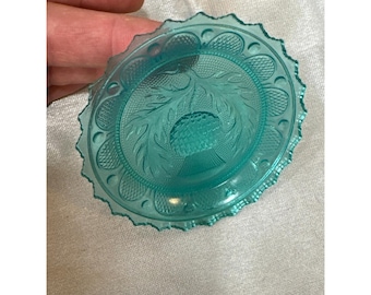 Plato pequeño de cristal vintage color azul verdoso con relieve de cardo y borde festoneado para mantequilla o baratijas