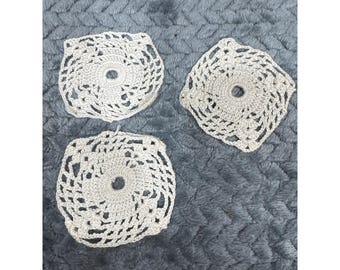 Tapetes de encaje de ganchillo vintage hechos a mano, de algodón color crema, juego de 3 miniaturas de 7 cm (2,75 pulgadas)