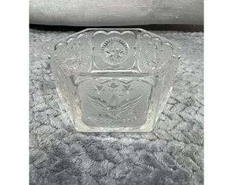 Ciotola esagonale vintage in vetro pressato con aquila americana e stella, piatto patriottico trasparente