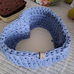 Handmade Heart-Shaped Crochet Basket – Soft Polyester Yarn with Wooden Base, Cute Storage Bowl for Small Items, Rustic Boho Home Decor, Gift