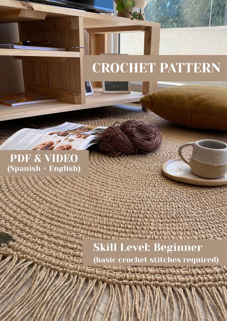 K&ouml;nnte beinhalten: Ein runder, beigefarbener H&auml;kelteppich mit Fransen. Das Bild enth&auml;lt den Text "CROCHET PATTERN", "PDF & VIDEO (Spanisch + Englisch)" und "Skill Level: Beginner (basic crochet stitches required)". Eine Tasse und Untertasse liegen auf dem Teppich.