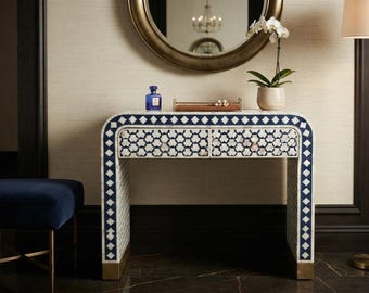 Mesa consola con incrustaciones de hueso, mesa de entrada con cascada geométrica azul y blanca con 2 cajones, mesa auxiliar moderna hecha a mano.