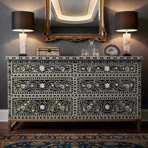 Commode double artisanale en marqueterie d'os noir, avec 6 tiroirs à motifs floraux, poignées en cristal et piètement moderne en laiton, idéale pour la décoration de la chambre.