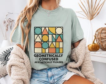 Maglietta "Geometricamente confusa, esteticamente soddisfatta" / Tipografia geometrica astratta