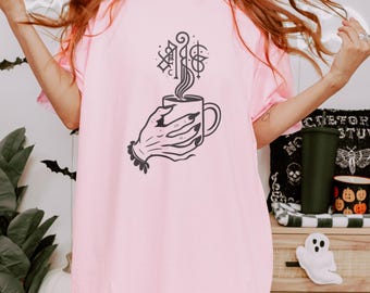 Camiseta de temporada espeluznante: taza de café con mano de bruja, camiseta de Halloween