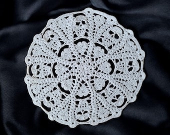 10 Inch Skulls & Hearts doily -WHITE