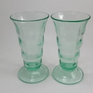 Vintage Soda/Sundae Glasses, Green Depression Glass, Uranium Glas Soda Glasses, Glowie Glass, Large Soda Glasses, 6 7/8&#39;&#39; tal, 2 Pieces
