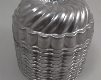 Vintage Molds, Small Aluminum Jello Molds, Swirl and Rib, Round Molds, Crafting and Assemblage Molds, 12 Pieces, 3 3/4''