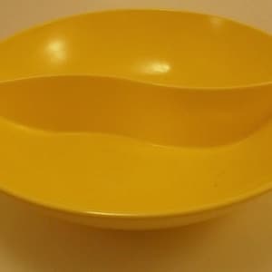 Vintage Divided Serving Bowl, Round Soft Yellow Melmac Melamine Bowl, Curvy Divider, MCM, Windsor Melmac USA, 9 1/2&#39;&#39;, true color is paler