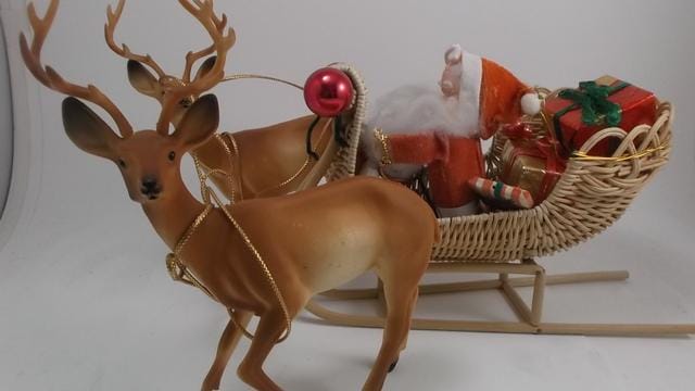 vintage ラグ カーペット、クリスマス、サンタクロース、おもちゃ、雪625 Vintage Christmas Sleigh, Wicker Sleigh With Presents With