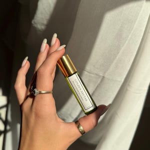 Natural Essential Oil fragrance Blend for women - Roll-on