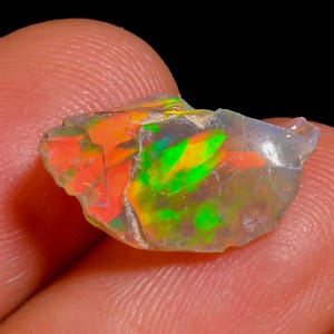 Opale etiope naturale grezzo a base scura: gemma grezza multi-fuoco; 1,65 ct. 9,5 x 14,5 x 5 mm