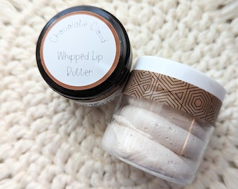 Bálsamo labial batido sabor a nube de chocolate, delicioso y comestible, elaborado con mantequillas de frutos secos y aceites aromatizados con un toque de vainilla.