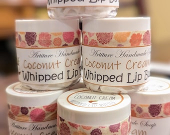 Bálsamo labial batido con sabor a crema de coco, delicioso y para chuparse los dedos. Sabe a tarta de crema de coco, ligero y esponjoso.