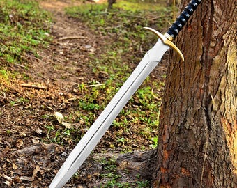 Espada artesanal de acero D-2: Empuñadura de resina, guarda de latón.