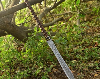 Espada lanza hecha a mano en acero de Damasco con mango de madera de rosa y funda de cuero. Filo de navaja de 38 pulgadas.