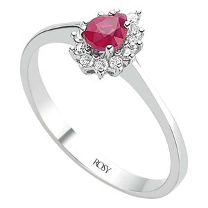 Könnte beinhalten: Ein silberner Ring mit einem birnenförmigen, tiefroten Edelstein, umgeben von kleinen, klaren Steinen. Der Ring hat einen schmalen, glatten Band, mit der Gravur "ROSY".