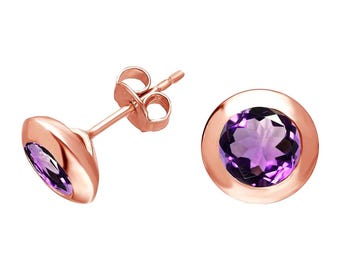 Peut inclure: Une paire de boucles d'oreilles à clous en or rose. Chaque boucle d'oreille présente une améthyste violette ronde et facettée sertie dans une lunette en or rose. Les boucles d'oreilles sont présentées sur fond blanc.