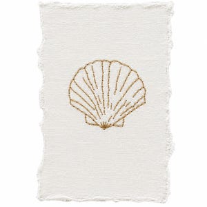 Puede incluir: Una pieza rectangular de tela blanca con bordes irregulares y deshilachados que presenta un bordado centrado de una concha marina en hilo marrón claro. El diseño de la concha se compone de líneas discontinuas que perfilan su forma.