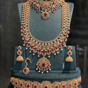 Brudsmyckeset, Rubin Choker, Kundan Hår, Indiskt Bröllopsuttalandeset