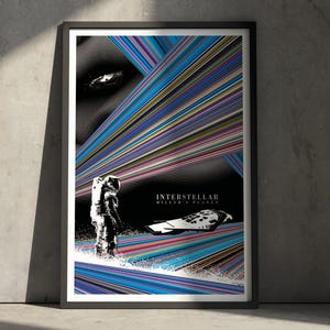 Può includere: Poster incorniciato con un astronauta in bianco e nero di fronte a uno sfondo astratto e colorato. Il poster include il testo "INTERSTELLAR MILLER'S PLANET" e un'illustrazione di un'astronave. L'opera è ambientata contro un muro grigio.