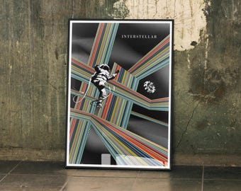 Peut inclure: Affiche encadrée avec le mot "INTERSTELLAR" en haut. L'œuvre présente un astronaute en combinaison spatiale, sur fond de lignes colorées et entrecroisées dans des tons de rouge, bleu et jaune. Un motif géométrique noir et blanc est en arrière-plan.