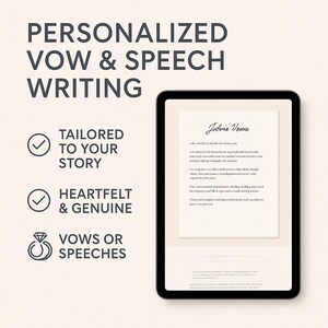 Peut inclure: Une tablette noire affiche un document de vœux de mariage intitulé "Jobvie News". L'image comprend le texte : "PERSONALIZED VOW & SPEECH WRITING", "TAILORED TO YOUR STORY", "HEARTFELT & GENUINE" et "VOWS OR SPEECHES."