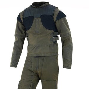 K&ouml;nnte beinhalten: Ein zweiteiliges olivgr&uuml;nes Kleidungsst&uuml;ck-Set. Das Oberteil hat einen hohen Kragen, schwarze Schulter- und Brustpartien sowie zwei verstellbare Riemen. Das lang&auml;rmlige Oberteil und die Hose sind aus strapazierf&auml;higem Stoff gefertigt.