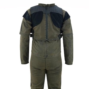 K&ouml;nnte beinhalten: Olivgr&uuml;ner Overall mit schwarzen Schulter- und Brustakzenten. Er verf&uuml;gt &uuml;ber einen durchgehenden Rei&szlig;verschluss, verstellbare Riemen und verst&auml;rkte Schulterpolsterung. Der Overall ist auf Langlebigkeit und Schutz ausgelegt.