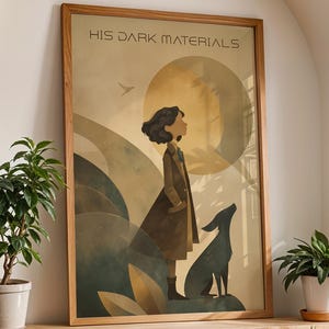 Könnte beinhalten: Gerahmter Kunstdruck mit dem Titel "HIS DARK MATERIALS". Die Illustration zeigt eine Person und einen Hund vor einer Sonne und Landschaft in Braun-, Grün- und Beigetönen. Geeignet für die Wanddekoration im Wohnbereich.