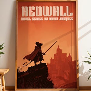 Könnte beinhalten: Gerahmtes Poster mit dem Titel "Redwall" und dem Namen des Autors Brian Jacques. Das Kunstwerk zeigt einen Mäusekrieger mit einem Schwert, der über einer Burg steht. Die Farbpalette ist hauptsächlich orange und braun.