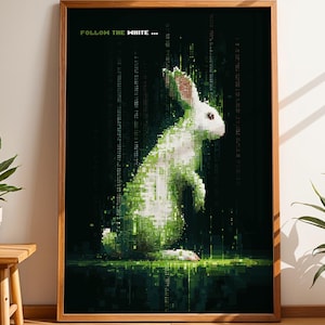 Op de afbeelding: Een ingelijste kunstdruk met een gepixeld wit konijn met groene accenten tegen een donkergroene achtergrond. De tekst "FOLLOW THE WHITE..." staat bovenaan. Het kunstwerk heeft een digitale, matrixachtige esthetiek.