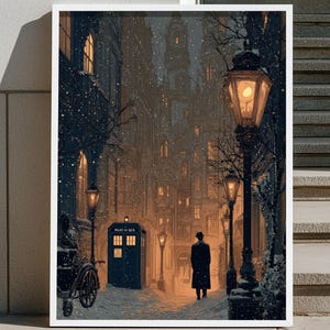 Può includere: Una stampa artistica incorniciata raffigurante una scena di strada innevata con una cabina della polizia blu e una persona con un cappotto lungo. L'opera d'arte presenta un'estetica vintage con un'illuminazione calda di lampioni e finestre di edifici.