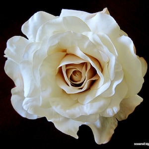 Broche de flor de seda de rosa de Georgia, color blanco crema, de 5"
