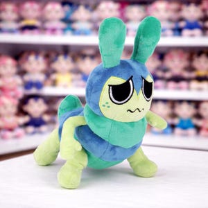 Può includere: Una tazza di ceramica bianca con un manico nero e la scritta "But First, Coffee" in grassetto nero. La tazza è riempita con un liquido scuro, probabilmente caffè, e poggia su una superficie chiara.