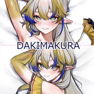 Könnte beinhalten: Digitale Illustration eines Charakters mit langen silbernen Haaren, grünen Augen und spitzen Ohren. Der Charakter liegt auf einer weißen Oberfläche, mit dem Wort "DAKIMAKURA" in dunkelblauem Text. Das Haar des Charakters hat blaue und gelbe Akzente.