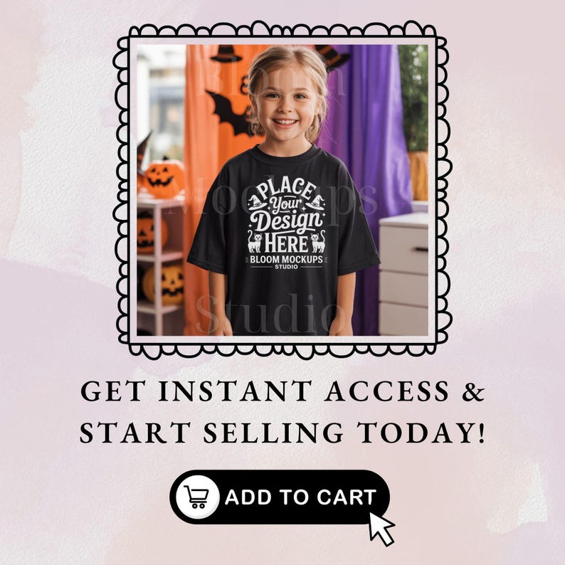Op de afbeelding: Een zwart t-shirt met de tekst "PLACE Your Design HERE" en het logo van Bloom Mockups Studio. De afbeelding toont een jong persoon die het shirt draagt, met Halloween-decoraties op de achtergrond.