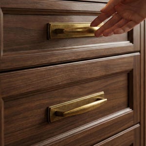 Może przedstawiać: Biały ceramiczny kubek z czarnym uchwytem i napisem "But First, Coffee" w stylu odręcznym. Kubek stoi na białej powierzchni. Kubek ma 10 cm wysokości.