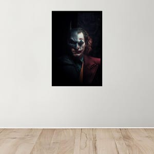 Może przedstawiać: Portret Jokera, z połową twarzy pomalowaną w stylu Batmana. Joker ma na sobie czerwoną marynarkę i zieloną koszulę. Tło jest ciemne, z nutą dymu.