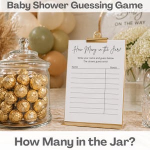 Op de afbeelding: Een babyshower-raadspelset. Een heldere glazen pot gevuld met goud verpakte snoepjes staat naast een klembord met de tekst "How Many in the Jar?" en lijnen voor namen en schattingen. Ballonnen en bloemen staan op de achtergrond.