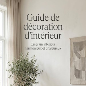 Peut inclure: Un mur blanc avec le texte "Guide de décoration d'intérieur" et "Créer un intérieur harmonieux et chaleureux". Un pot de plante avec des feuilles vertes est au premier plan. Une fenêtre avec des rideaux beiges est à gauche.