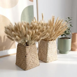 Puede incluir: Un juego de tres tazas de cerámica con acabado mate moteado. Las tazas son de color crema, gris claro y gris oscuro. Cada taza tiene un diseño simple y minimalista.