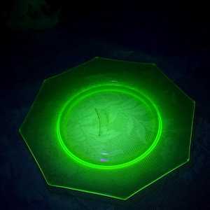 Uranium Glass Octagon Plate – Green Glow Display Dish image 11